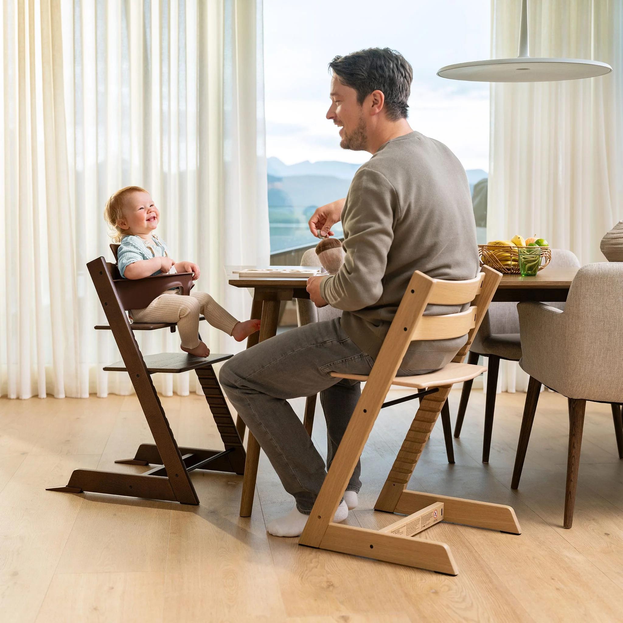 Chaise Haute Tripp Trapp® V2 + Coussin Gris avec Cabaret Stokke® Noir - Brun Chaud - Image 3
