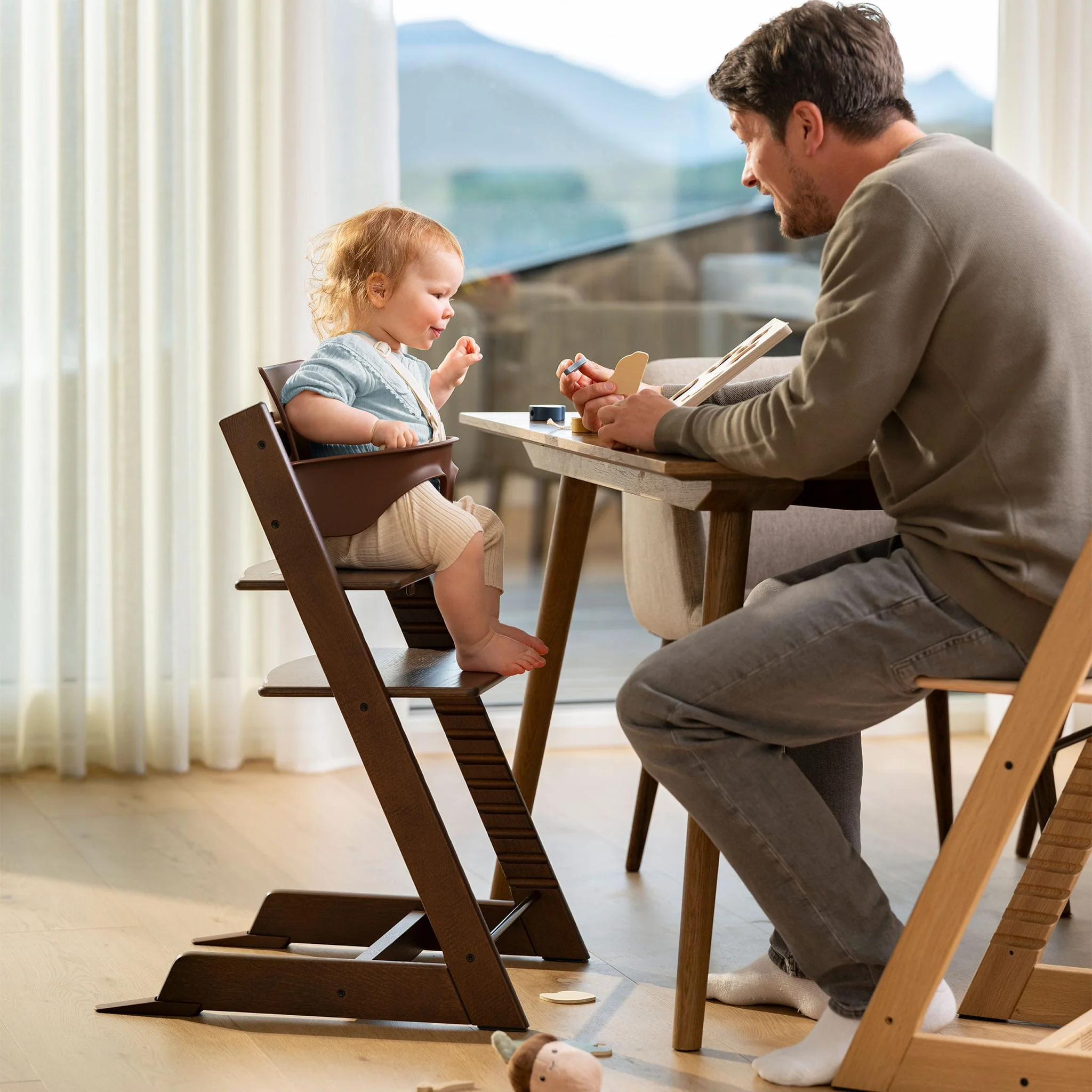 Chaise Haute Tripp Trapp® V2 + Coussin Blé avec Cabaret Stokke® - Brun - Image 10