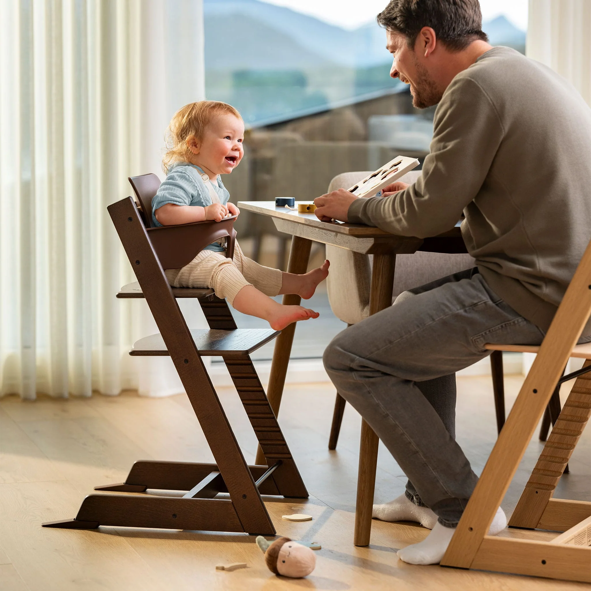Chaise Haute Tripp Trapp® V2 + Coussin Blé avec Cabaret Stokke® - Brun - Image 9